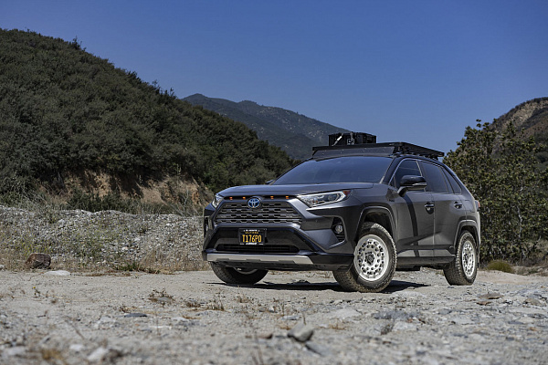 Фото дисков Black Rhino FUJI Белый сатин на Toyota RAV4 V