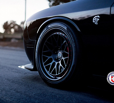Фото дисков HRE 300 на Dodge Challenger III
