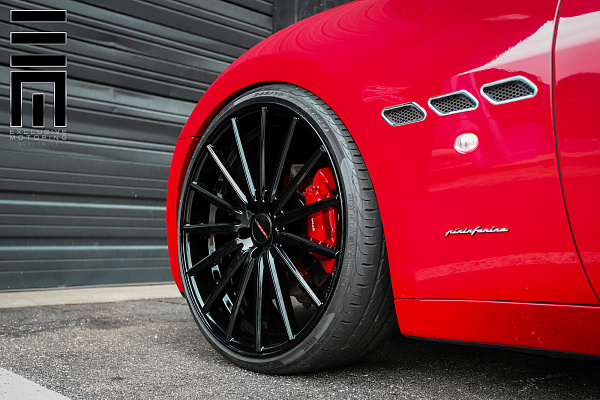 Фото дисков Vossen VFS-2 Черный глянец на Maserati GranTurismo I