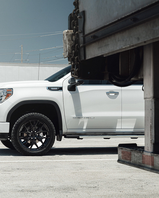 Фото дисков HF6-4 Черный глянец на GMC Sierra IV