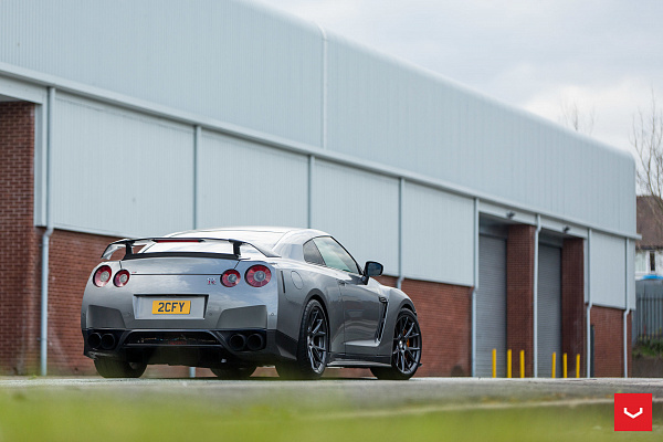 Фото дисков Vossen VFS-6 Глянцевый графит на Nissan GT-R