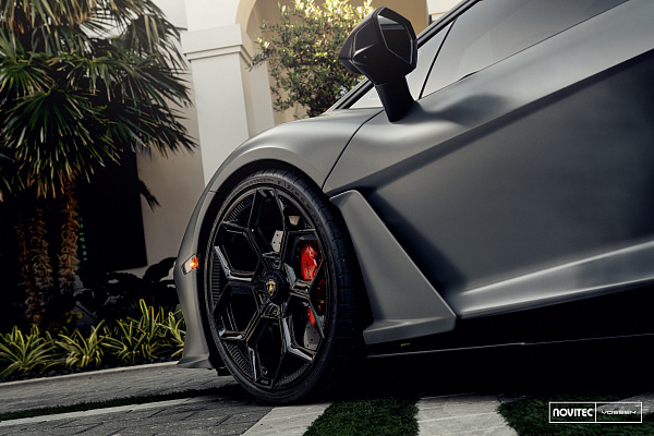 Фото дисков NOVITEC NL5 Черный глянец на Lamborghini Revuelto