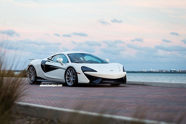 Фото дисков HRE P201 Серебро на McLaren 570S