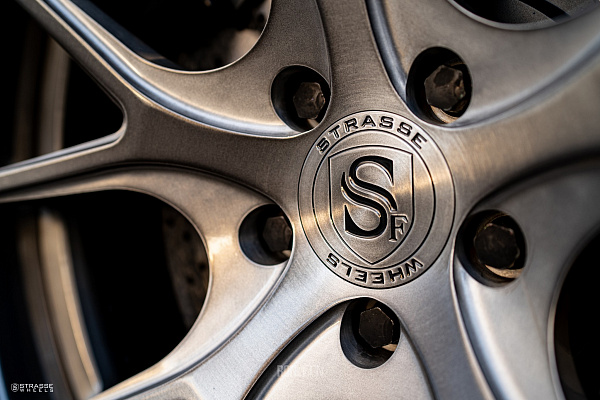 Фото дисков Strasse Wheels SM5R Deep Concave FS Сатиновый тонированный лак на McLaren 650S