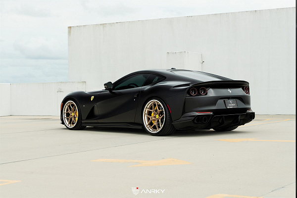 Фото дисков Anrky S3-X4 Глянцевое темное золото на Ferrari 812
