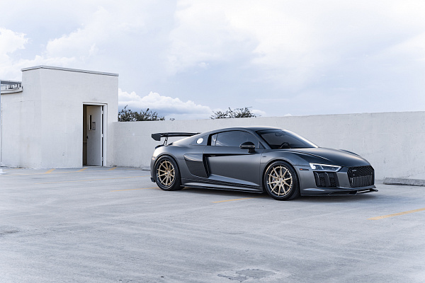 Фото дисков Strasse Wheels SV10 Track Сатиновая шампань на Audi R8 (4S)