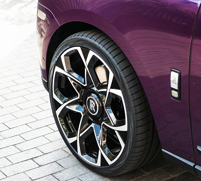 Фото дисков Kahn Type 55 RS на Rolls-Royce Cullinan