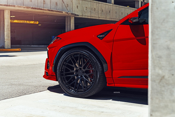 Фото дисков Strasse Wheels SV10M Track Черный сатин на Lamborghini Urus