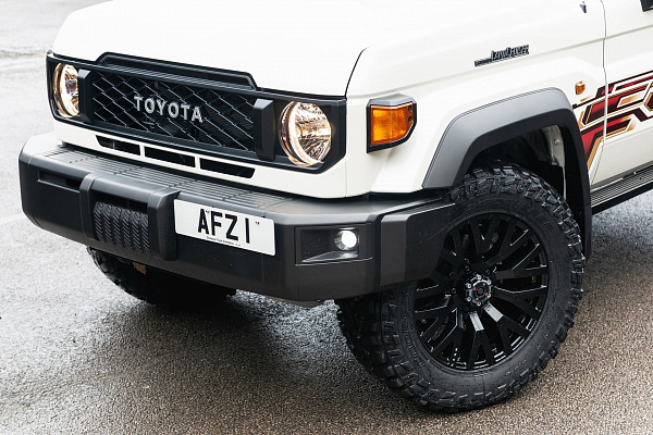 Фото дисков Kahn G22 DC Черный сатин на Toyota Land Cruiser 70