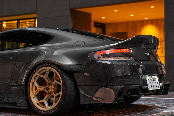 Фото дисков Radi8 Raijin Глянцевая шампань на Aston Martin Vantage 3