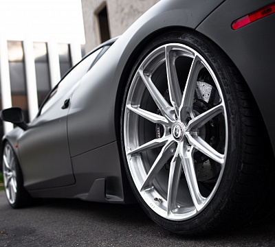 Фото дисков HRE P104SC на Ferrari 458