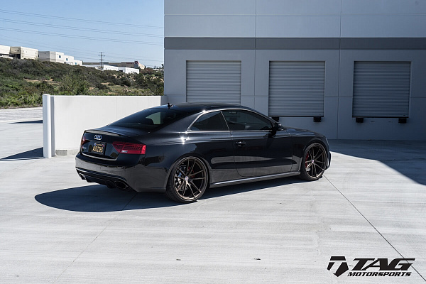 Фото дисков HRE P104 Сатиновая бронза на Audi A/S/RS 5 (8T)