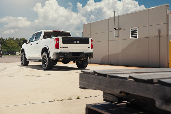 Фото дисков 4PLAY 4P06 Черный сатин на Chevrolet Silverado IV