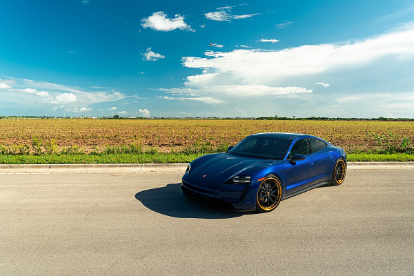 Фото дисков Strasse Wheels SV10 Deep Concave FS Черный глянец на Porsche Taycan I