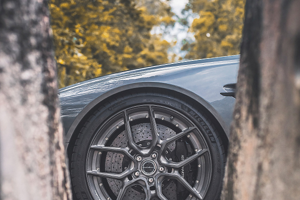 Фото дисков Brixton Forged CM5-R Сатиновый темный лак на Aston Martin Vantage 3