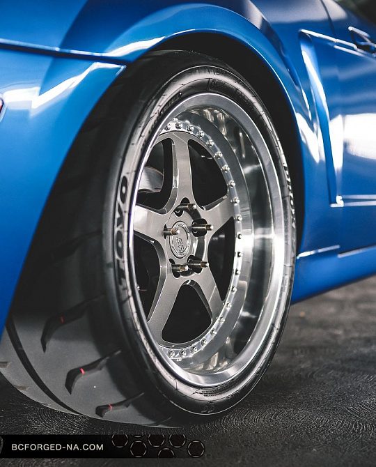 Фото дисков LE05 // MLE05 Глянцевый графит на Ford Mustang IV