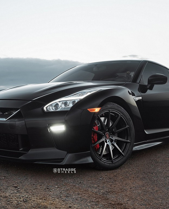 Фото дисков R10 Deep Concave Monoblock Черный глянец на Nissan GT-R