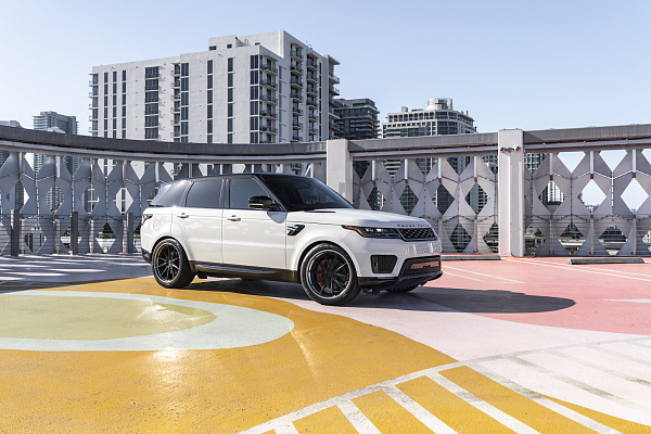 Фото дисков Strasse Wheels SV10 Deep Concave FS Черный сатин на Range Rover Sport II