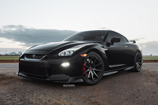 Фото дисков Strasse Wheels R10 Deep Concave Monoblock Черный глянец на Nissan GT-R