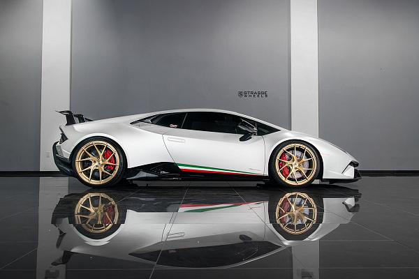 Фото дисков Strasse Wheels SM5RT Deep Concave Monoblock Сатиновое золото на Lamborghini Huracan