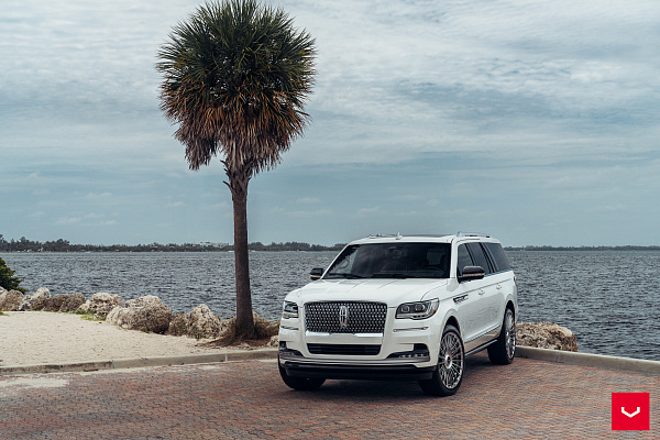 Фото дисков Vossen HF-8 Глянцевый лак на Lincoln Navigator IV