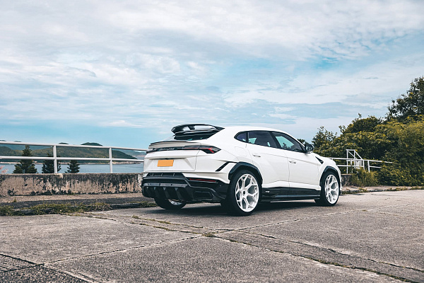 Фото дисков Brixton Forged MW03 Белый глянец на Lamborghini Urus