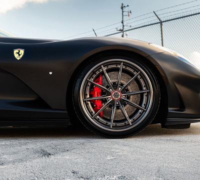 Фото дисков 1886 Wheels G010 на Ferrari 812