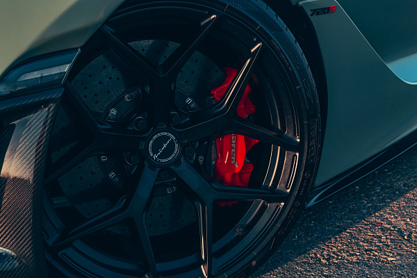 Фото дисков Brixton Forged PF7 Черный сатин на McLaren 720S
