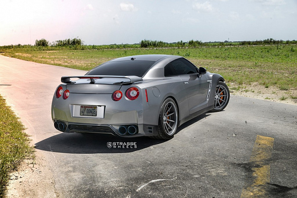 Фото дисков Strasse Wheels R10 Deep Concave Другой цвет на Nissan GT-R