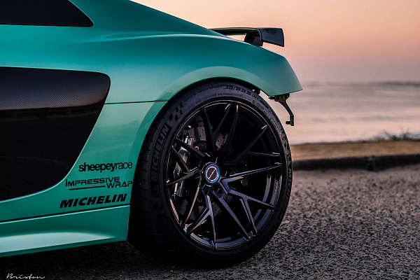 Фото дисков Brixton Forged PF8 Черный глянец на Audi R8 (4S)
