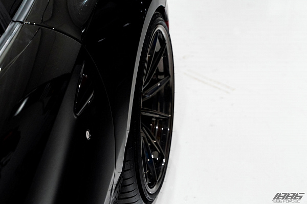 Фото дисков 1886 Wheels G010 Черный глянец на Ferrari 812