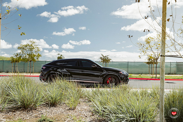 Фото дисков Vossen M-X6 Черный глянец на Lamborghini Urus
