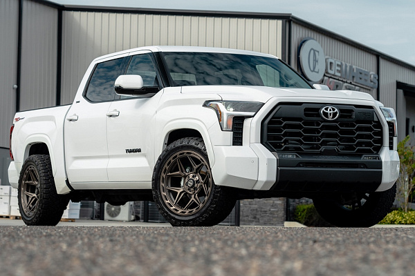 Фото дисков 4PLAY 4P55 Сатиновая бронза на Toyota Tundra III