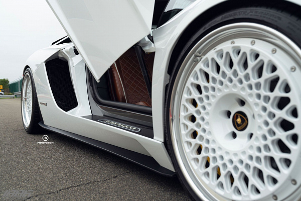 Фото дисков 1886 Wheels S009 Белый глянец на Lamborghini Aventador