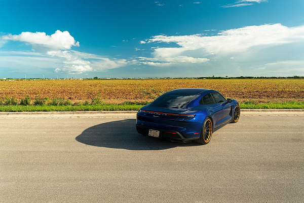 Фото дисков Strasse Wheels SV10 Deep Concave FS Черный глянец на Porsche Taycan I