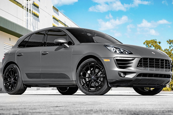 Фото дисков Savini SV-F1 Черный глянец на Porsche Macan I