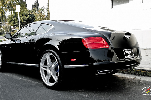 Фото дисков CEC C881 Глянцевый лак на Bentley Continental GT II