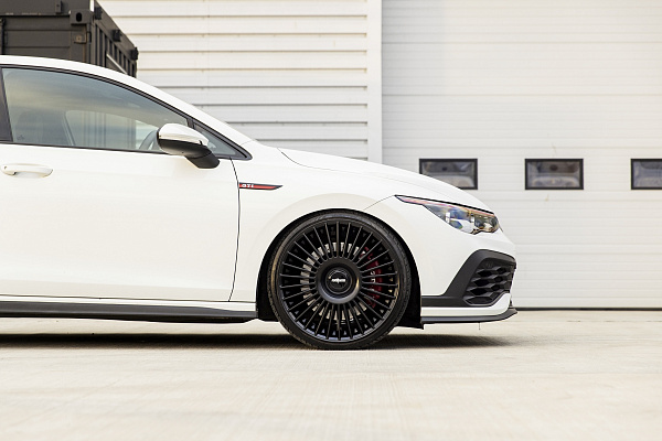 Фото дисков Rotiform GRZ Черный сатин на Volkswagen Golf VIII