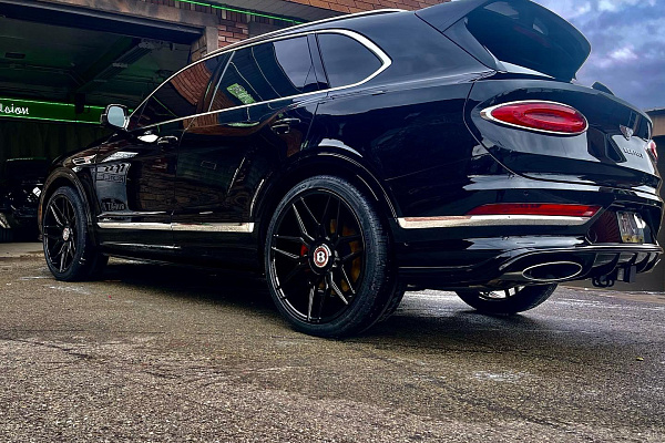 Фото дисков Giovanna Bogota Черный глянец на Bentley Bentayga