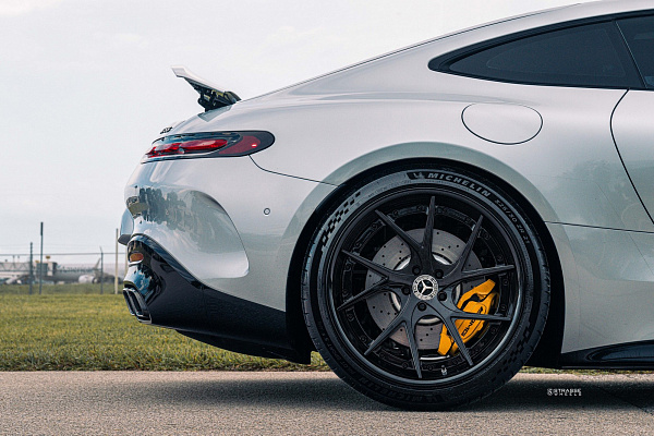Фото дисков Strasse Wheels SM5RT Deep Concave FS Черный глянец на Mercedes-Benz AMG GT II
