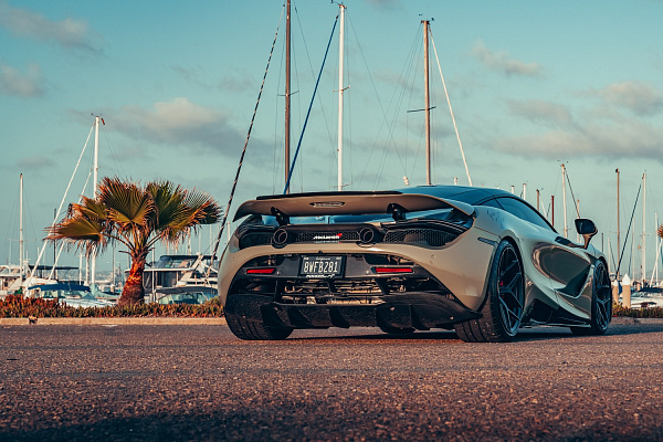 Фото дисков Brixton Forged PF7 Черный сатин на McLaren 720S