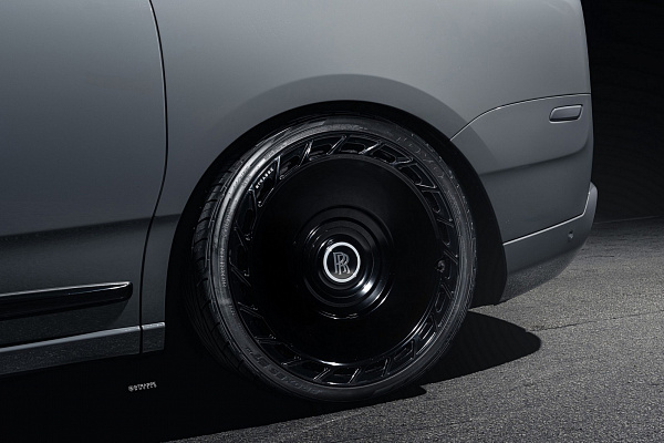 Фото дисков Strasse Wheels SV101 Deep Concave Duoblock RR Черный глянец на Rolls-Royce Cullinan