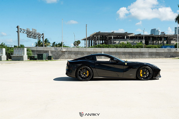 Фото дисков Anrky AN12 Черный глянец на Ferrari F12