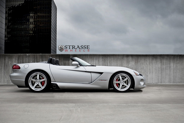 Фото дисков Strasse Wheels S5 Performance Глянцевый лак на Dodge Viper