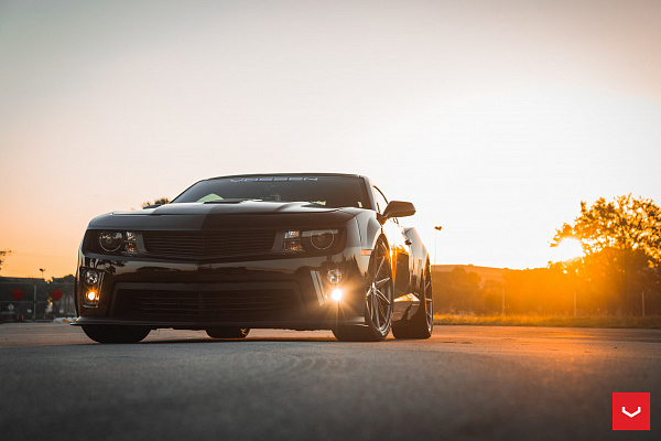 Фото дисков Vossen VFS-10 Глянцевый графит на Chevrolet Camaro V
