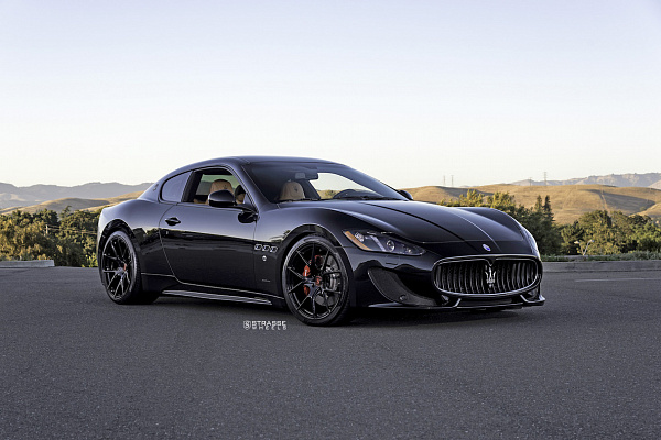 Фото дисков Strasse Wheels SM5R Deep Concave Monoblock Черный глянец на Maserati GranTurismo I