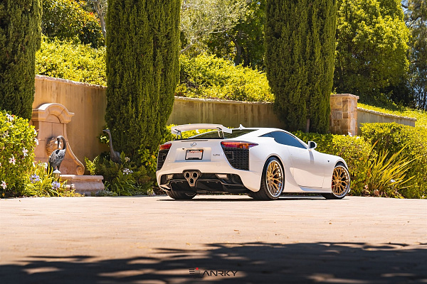 Фото дисков Anrky AN30 Сатиновое золото на Lexus LFA