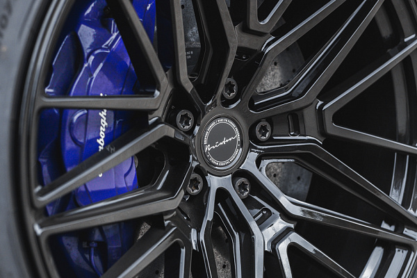 Фото дисков Brixton Forged VL4 Черный глянец на Lamborghini Urus