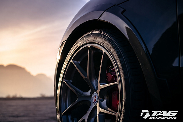 Фото дисков HRE P101 Глянцевый темный лак на Porsche Macan I