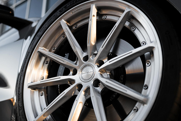 Фото дисков Brixton Forged R11-R Глянцевый лак на Chevrolet Corvette C8